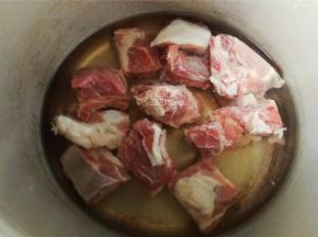 首先把排骨洗净，冷水下锅煮出血沫和杂质，捞起冲洗沥干备用