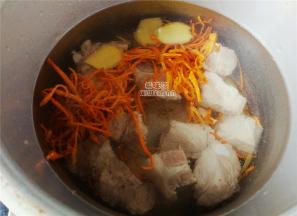 首先把排骨洗净，冷水下锅煮出血沫和杂质，捞起冲洗沥干备用