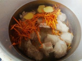 首先把排骨洗净，冷水下锅煮出血沫和杂质，捞起冲洗沥干备用