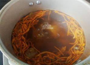 锅中沸腾了，转到小火继续炖煮片刻