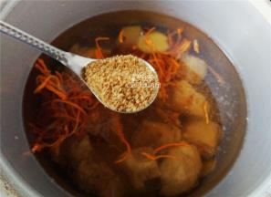 开大火后，继续倒入黄酒和红糖，这段时间炖煮不要加盖哦！