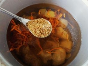 开大火后，继续倒入黄酒和红糖，这段时间炖煮不要加盖哦！