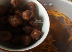 最后把剥好的荔枝干倒入锅中，加盖开大火炖煮