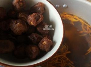 最后把剥好的荔枝干倒入锅中，加盖开大火炖煮