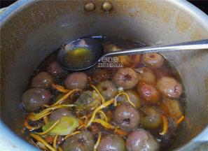 一会就上汽了炖个8分钟，然后转小火煮个3-4分钟即可