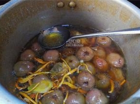 一会就上汽了炖个8分钟，然后转小火煮个3-4分钟即可