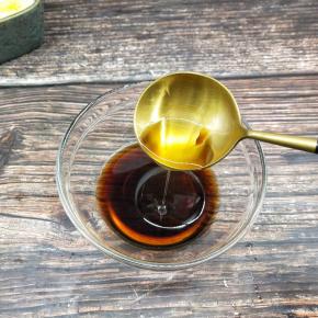 先把生抽，白醋，香油放入碗中，混合成碗汁备用