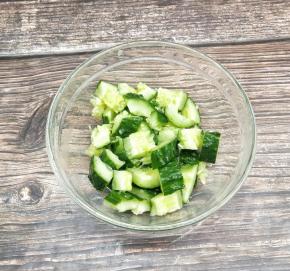 洗净的黄瓜用刀拍一下，切成小块