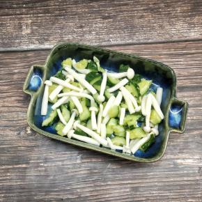 和黄瓜一起放入碗里