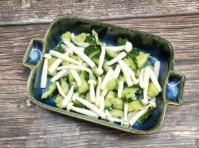 和黄瓜一起放入碗里