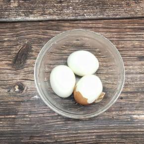 把鸡蛋放入水中，将它煮熟，捞出来放入冷水中浸泡十分钟，这样子鸡蛋壳很轻松就能剥掉，而且还特别的光滑