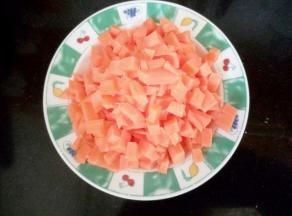 胡萝卜洗净切小丁，加40克水，料理机打成泥