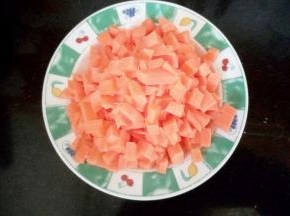 胡萝卜洗净切小丁，加40克水，料理机打成泥