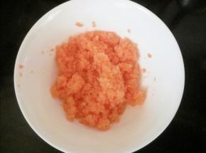 连渣带汁取80克胡萝卜泥（碎）做面包用