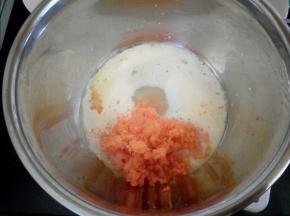 盆里放入胡萝卜碎，鸡蛋，牛奶，白糖，盐