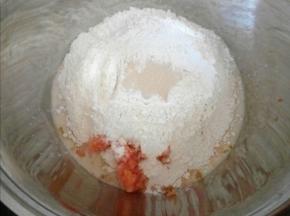 再放入面粉，酵母，开始和面，有面包机的交给面包机，根据面包机的时间设定加黄油。我没有面包机，只能用手揉，揉面方法可以搜索网上的揉面视频，或者我的另一个菜谱～红糖红枣核桃面包