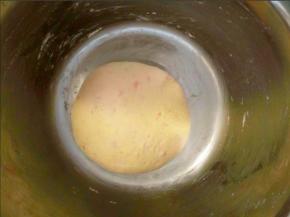 揉好后放盆里，盖保鲜膜温暖处发酵