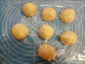 放案板上按压排气，均匀分成7份，盖保鲜膜松弛15分钟左右