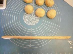 取一个面团搓长条