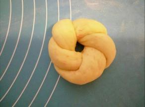 最后将两个头衔接捏紧，直接放在铺好油纸的烤盘上