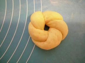 最后将两个头衔接捏紧，直接放在铺好油纸的烤盘上