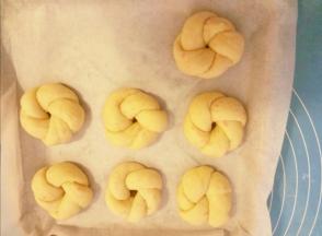 全部做好后放入烤箱进行二次发酵，我的烤箱不带发酵功能，只好在下边放杯开水，既保温，又保湿，（水凉了换，我换了三次）只做参考