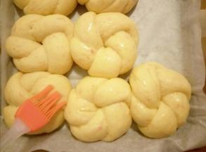 二发好取出刷蛋液，同时预热烤箱180度10分钟，刷完蛋液送入预热好的烤箱，烤制20分钟