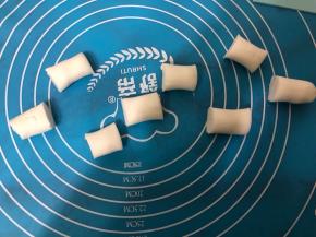 面团搓长条切成大小差不多的小块。