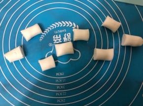 面团搓长条切成大小差不多的小块。