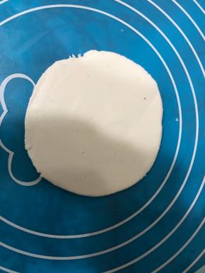 案板上刷点油，菜刀一面也抹掉油，用刀压成如图的饺子皮形状，然后用刀把饺子皮铲下来。第一次用刀压，压得还不太行，需要多加练习。