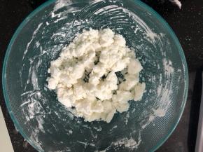 用适量开水(刚煮沸的开水)冲入，调成无干粉的絮状，盖上湿毛巾醒5分钟。