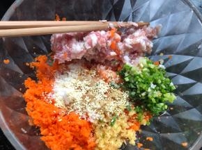 剁碎的虾沫里加入猪肉末，胡萝卜碎，姜末和葱花，放入盐，糖，生抽，香油，鸡精，料酒等。