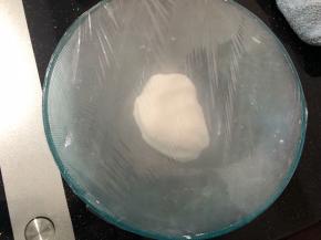 5分钟后用手给它揉成光滑的面团，盖上保鲜膜醒发20分钟左右。