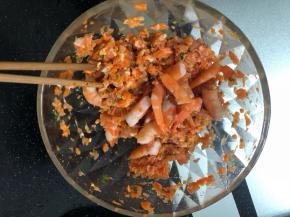 用筷子按一个方向搅拌馅料，多搅拌一会，搅拌均匀后加入虾段。