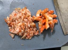 大虾去壳开背去虾线，三分之二切成虾沫，三分之一虾仁从中间一分为二备用。