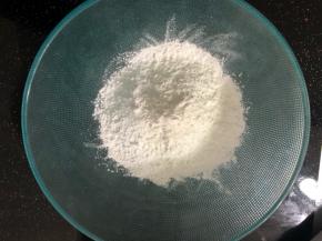 取一个盘，放入100g澄面和30g玉米淀粉。搅拌均匀。