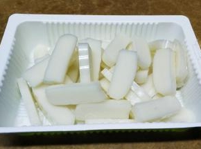 年糕均匀切片；猪展肉切片用油、盐、淀粉腌20分钟