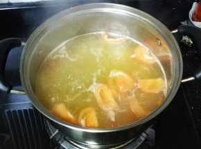 煲里放入足量水、西红柿块、鸡汁，煮开后大火煮3分钟