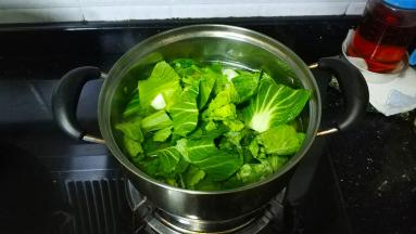 放入沥干水分的上海青煮2分钟