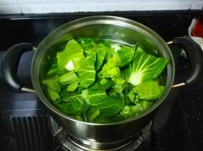 放入沥干水分的上海青煮2分钟