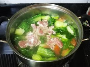 放入猪展肉片煮2分钟