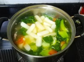 最后放入年糕片、鹌鹑蛋煮3分钟即可