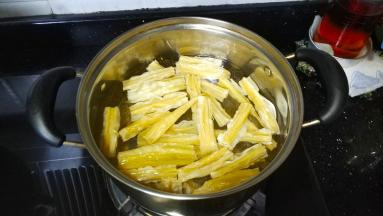 放入开水里，再次烧开后捞出