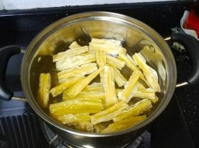 放入开水里，再次烧开后捞出