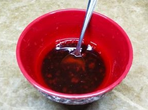 蒜未、盐、糖、鸡精、生抽、辣椒油、芝麻香油放碗里拌均匀