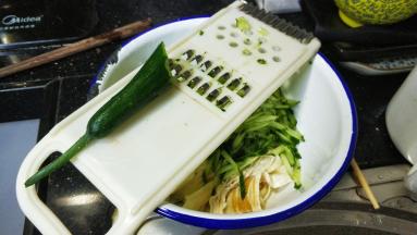 青瓜刨丝（小主不爱吃红萝卜所以没放）