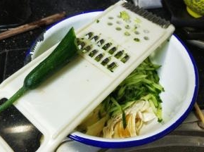 青瓜刨丝（小主不爱吃红萝卜所以没放）