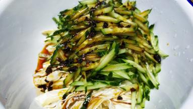 酱料淋入拌均匀即可