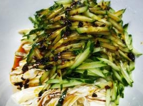 酱料淋入拌均匀即可