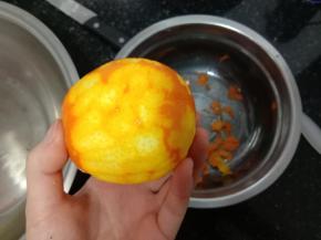 用刨子轻轻的在橙子表面刮下外皮，不要太用力以免刮到里面白色部分